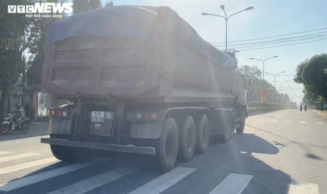 Chiếc xe tải chở cát mang BKS: 51R 330.98 có dấu hiệu quá tải nhưng không hề bị cơ quan chức năng xử lý.
