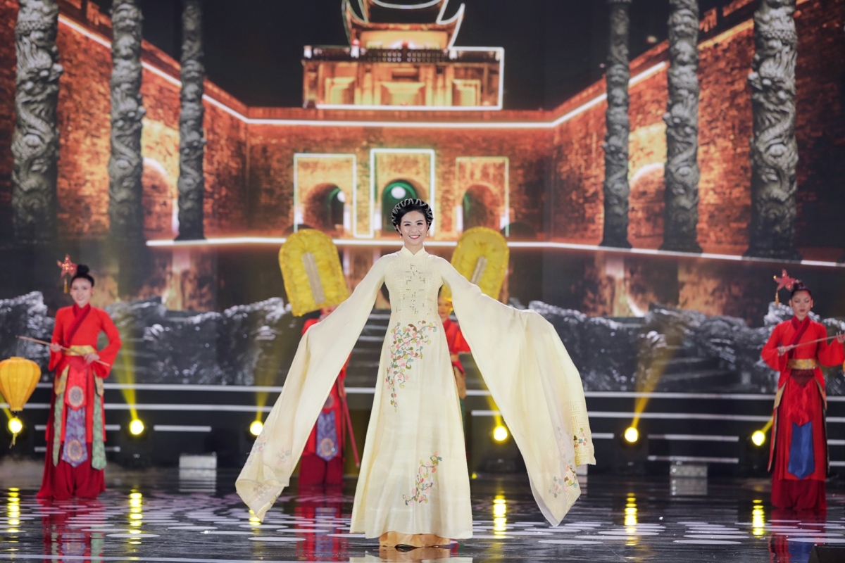 beauty queens shine in ao dai at miss vietnam 2020 finale picture 1