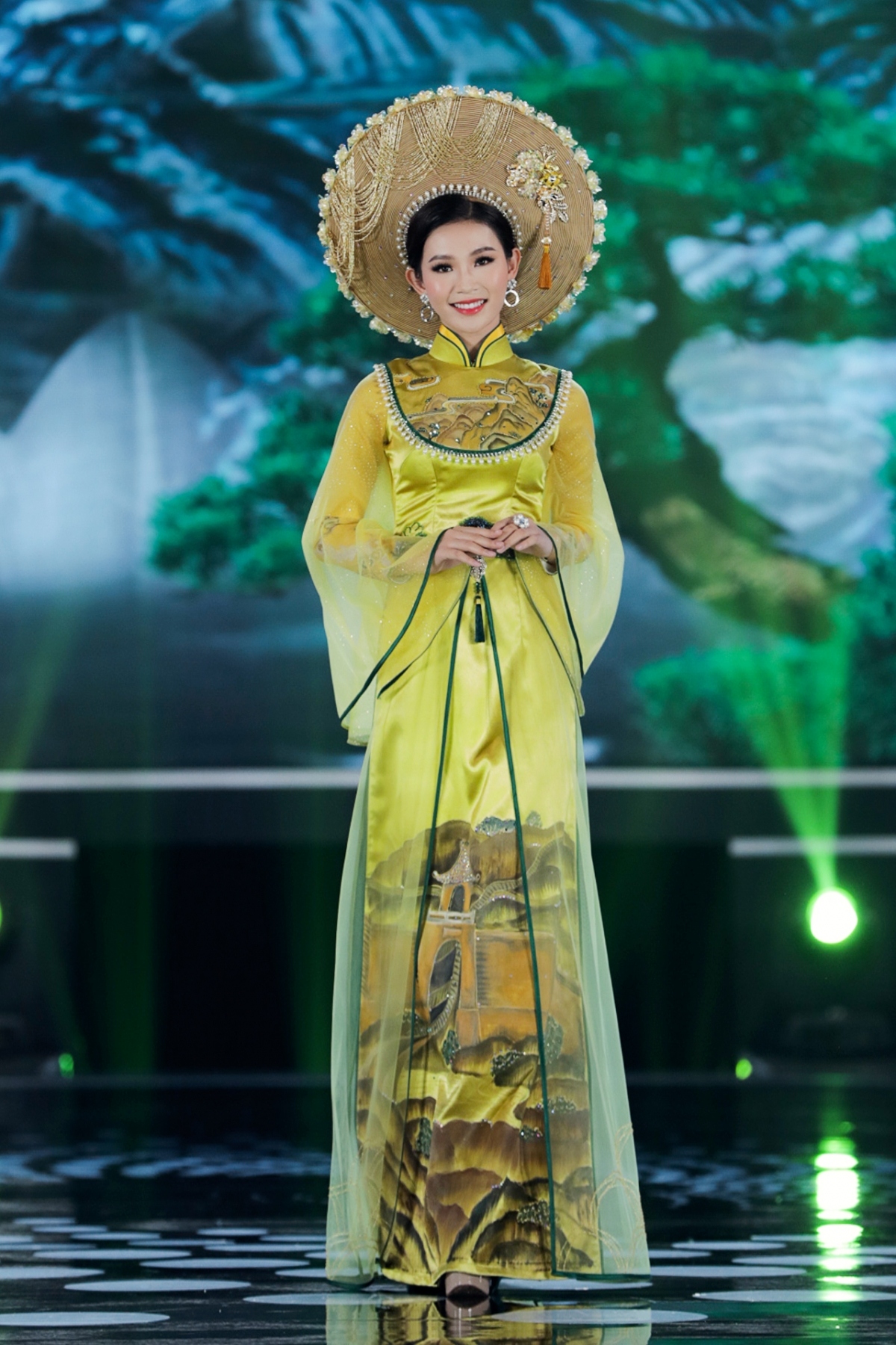beauty queens shine in ao dai at miss vietnam 2020 finale picture 11