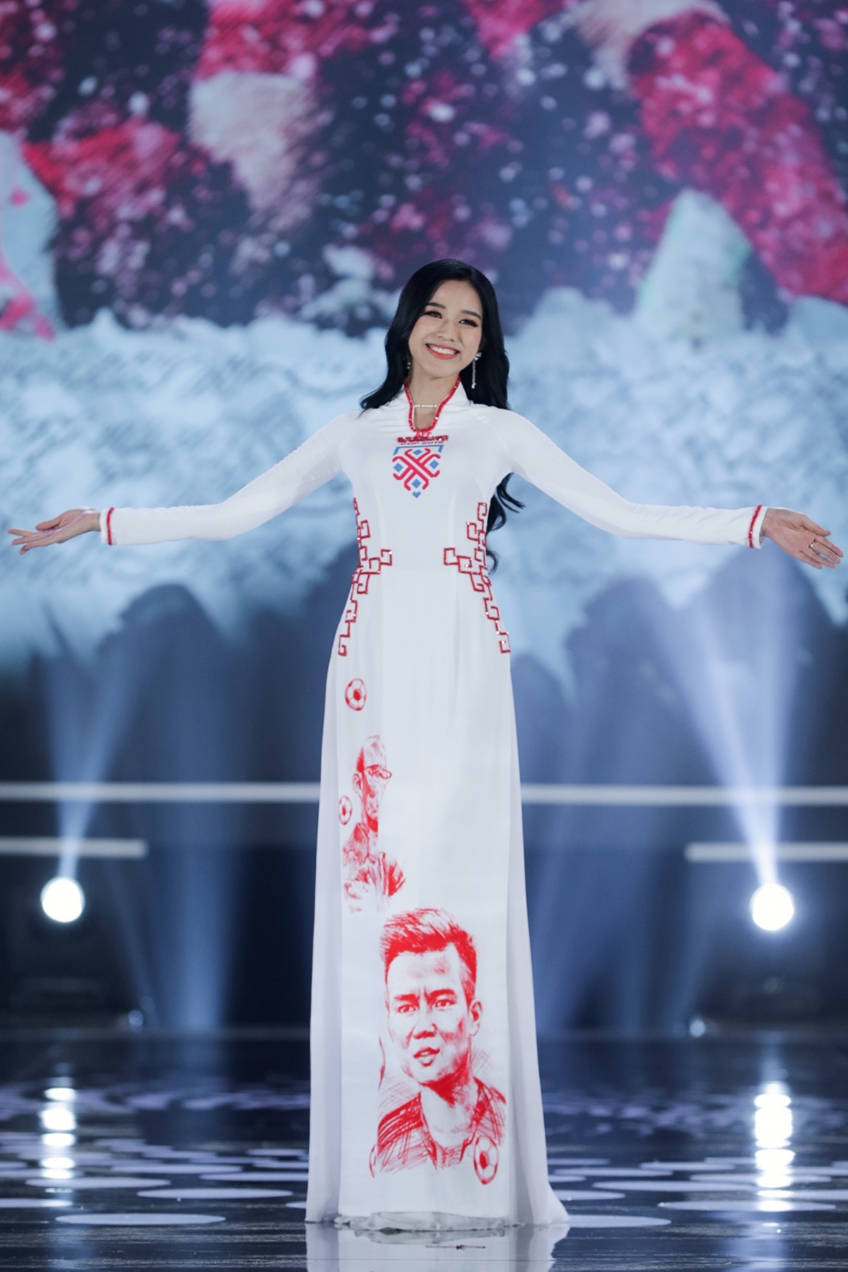 beauty queens shine in ao dai at miss vietnam 2020 finale picture 12