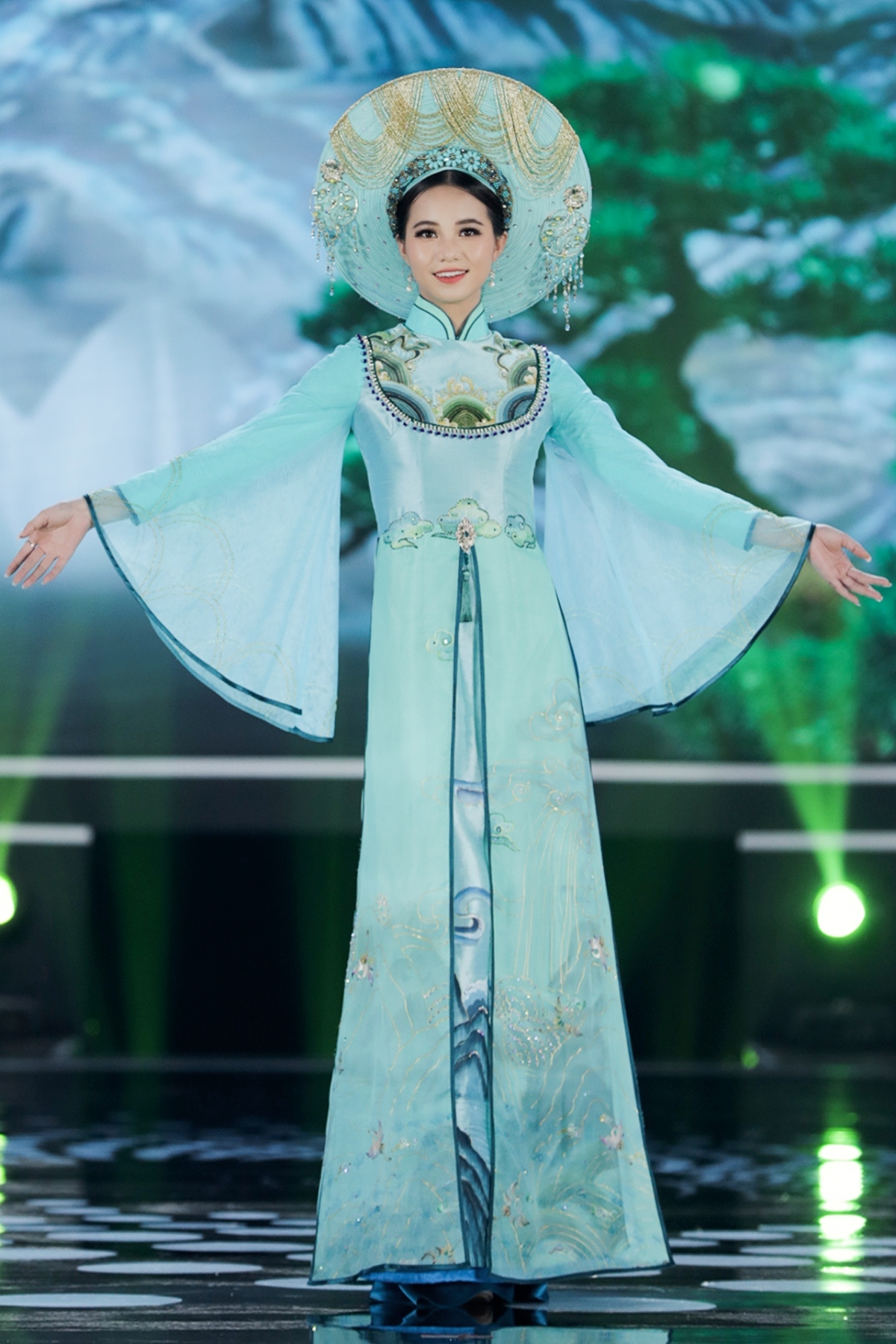 beauty queens shine in ao dai at miss vietnam 2020 finale picture 14