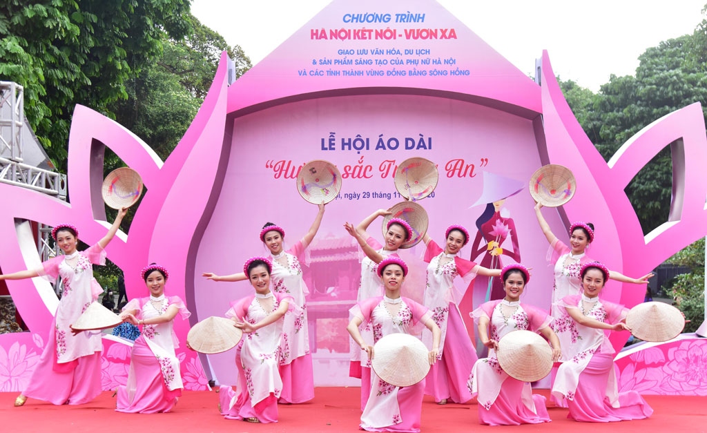 ao dai festival excites crowds in hanoi picture 1