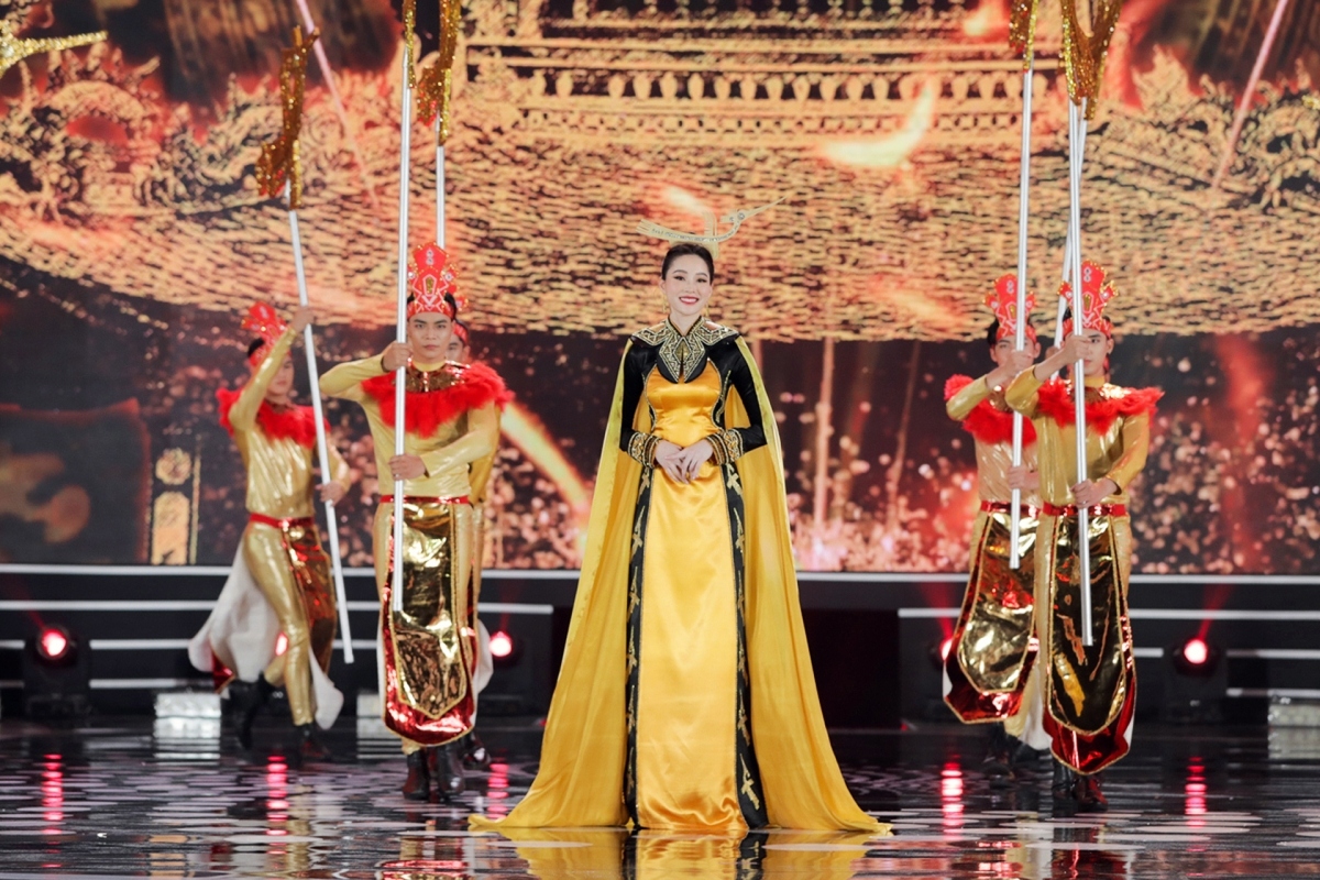 beauty queens shine in ao dai at miss vietnam 2020 finale picture 2