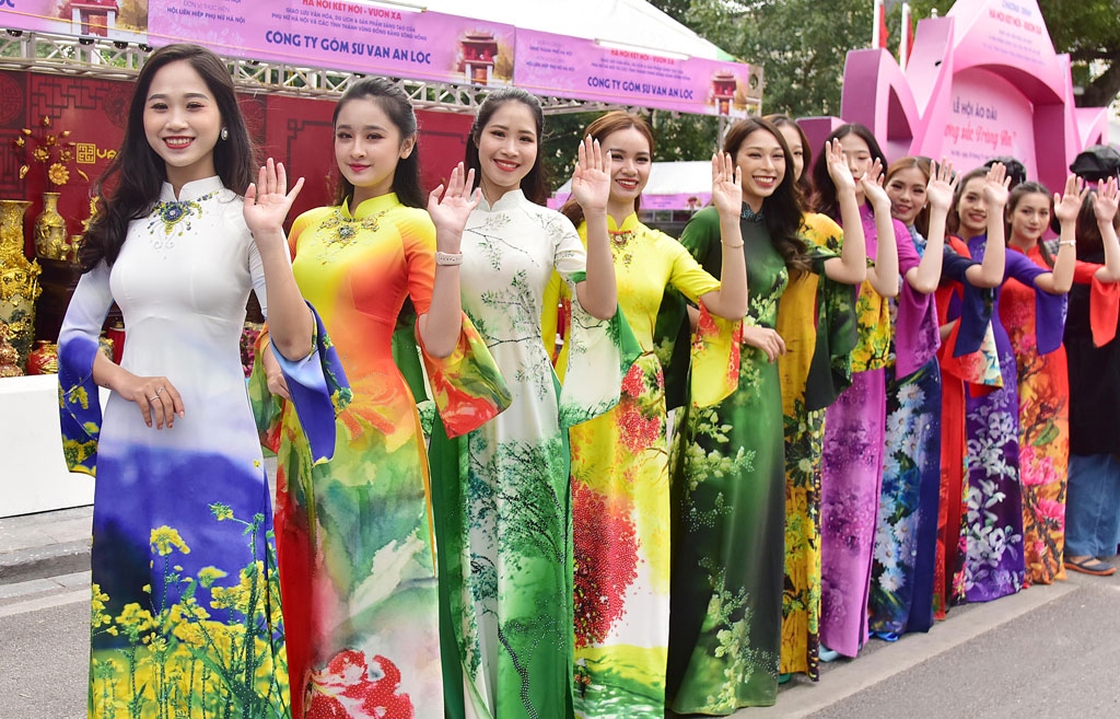 ao dai festival excites crowds in hanoi picture 2