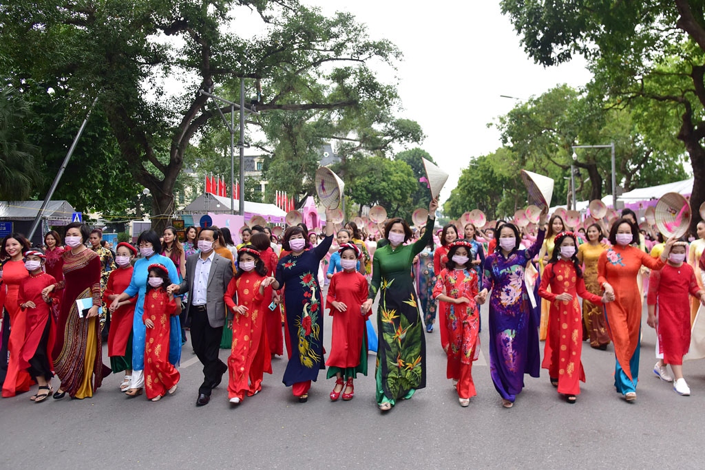 ao dai festival excites crowds in hanoi picture 3