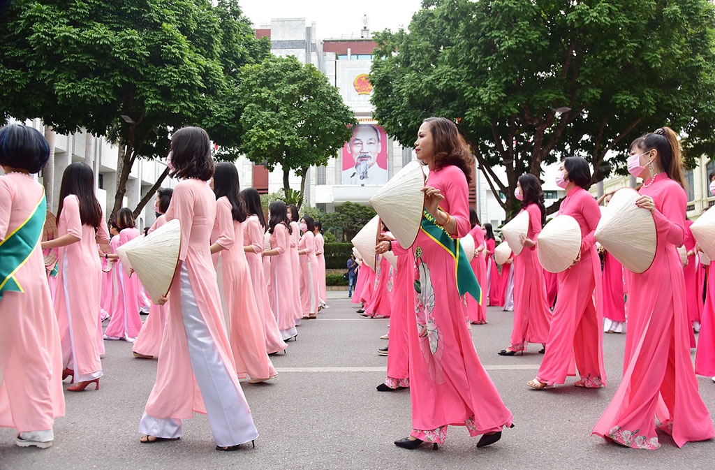 ao dai festival excites crowds in hanoi picture 4