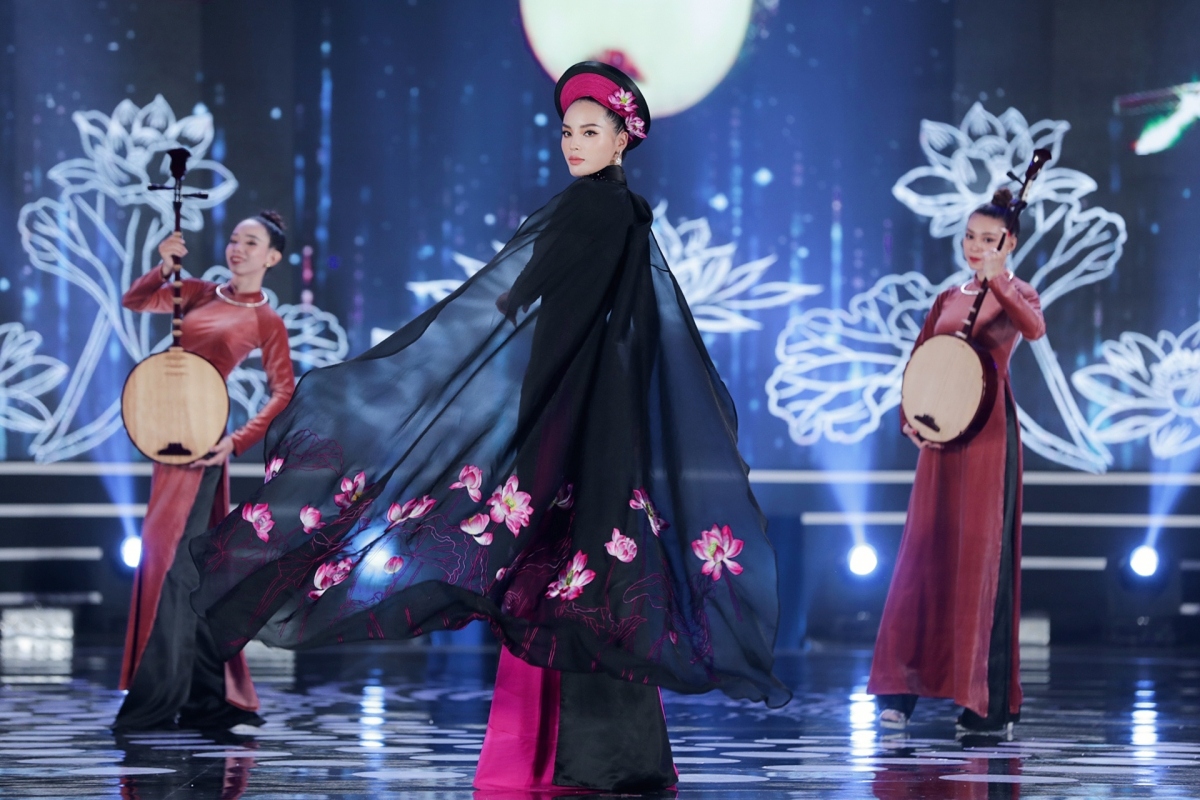 beauty queens shine in ao dai at miss vietnam 2020 finale picture 5