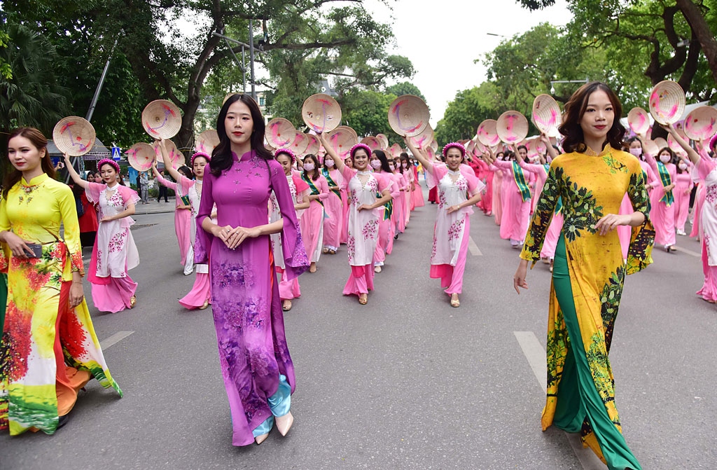 ao dai festival excites crowds in hanoi picture 5