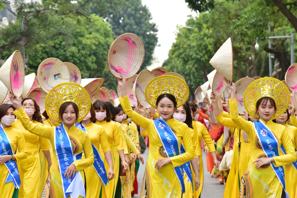 ao dai festival excites crowds in hanoi picture 6