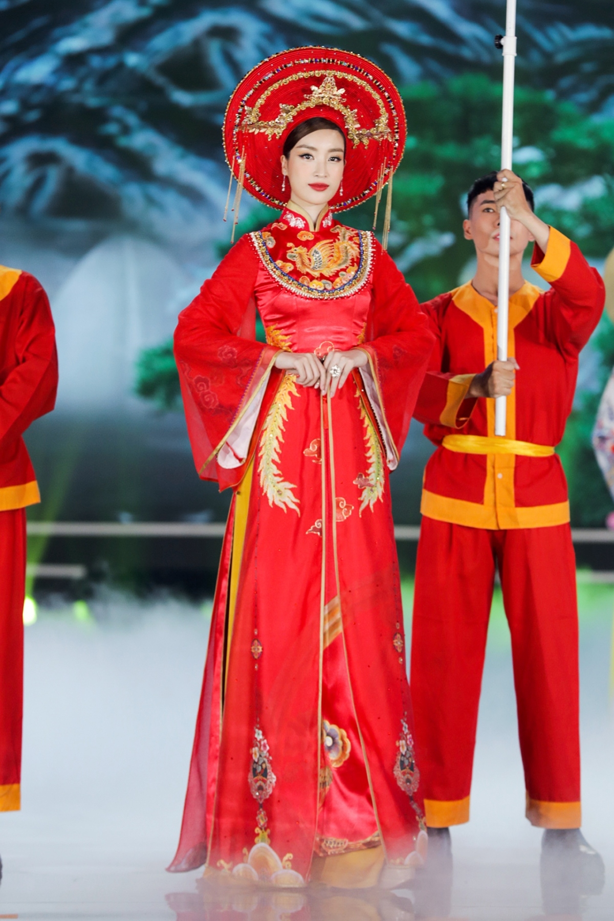 beauty queens shine in ao dai at miss vietnam 2020 finale picture 7
