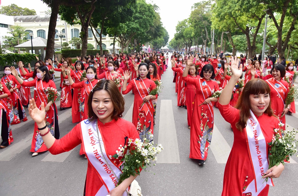 ao dai festival excites crowds in hanoi picture 7