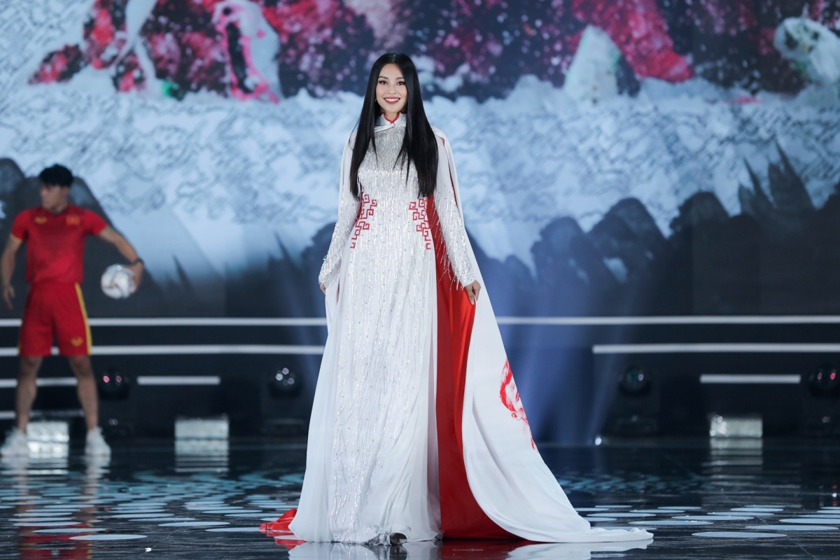 beauty queens shine in ao dai at miss vietnam 2020 finale picture 8