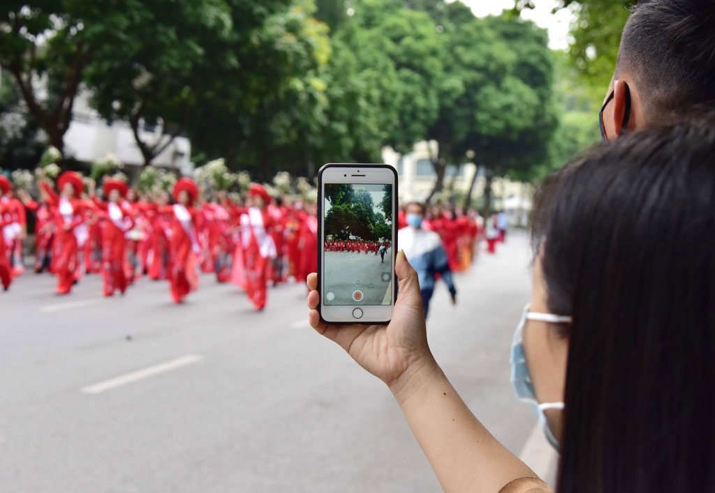 ao dai festival excites crowds in hanoi picture 8