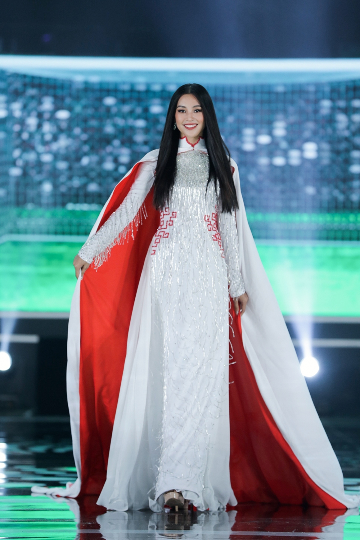 beauty queens shine in ao dai at miss vietnam 2020 finale picture 9