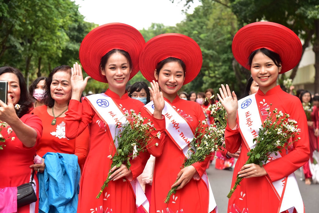 ao dai festival excites crowds in hanoi picture 9