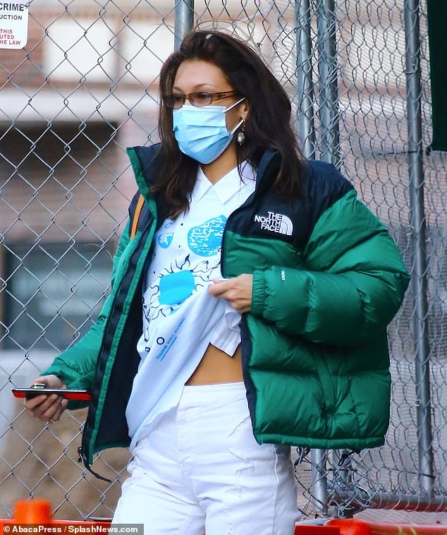 bella hadid buong toc xoa, mac do tre trung di an trua cung ban be hinh anh 2