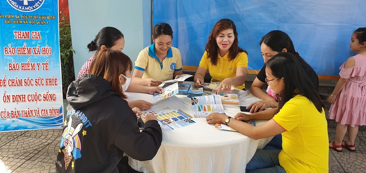 TPHCM "gặp từng người" vận động tham gia BHXH tự nguyện, BHYT hộ gia đình