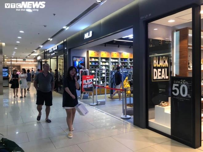 hanoi fashion stores remain quiet despite black friday super sale picture 12