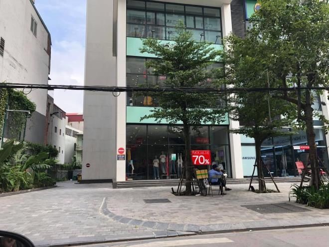 hanoi fashion stores remain quiet despite black friday super sale picture 4
