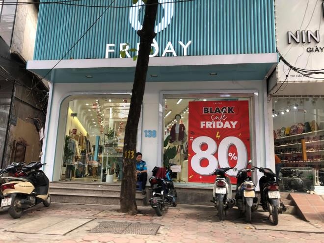 hanoi fashion stores remain quiet despite black friday super sale picture 5