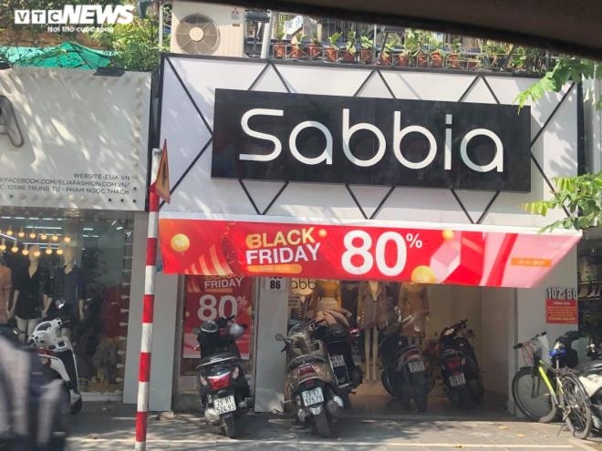 hanoi fashion stores remain quiet despite black friday super sale picture 8