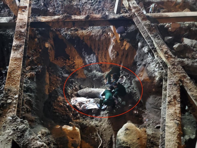 Military officers successfully remove 340 kg bomb in Hanoi