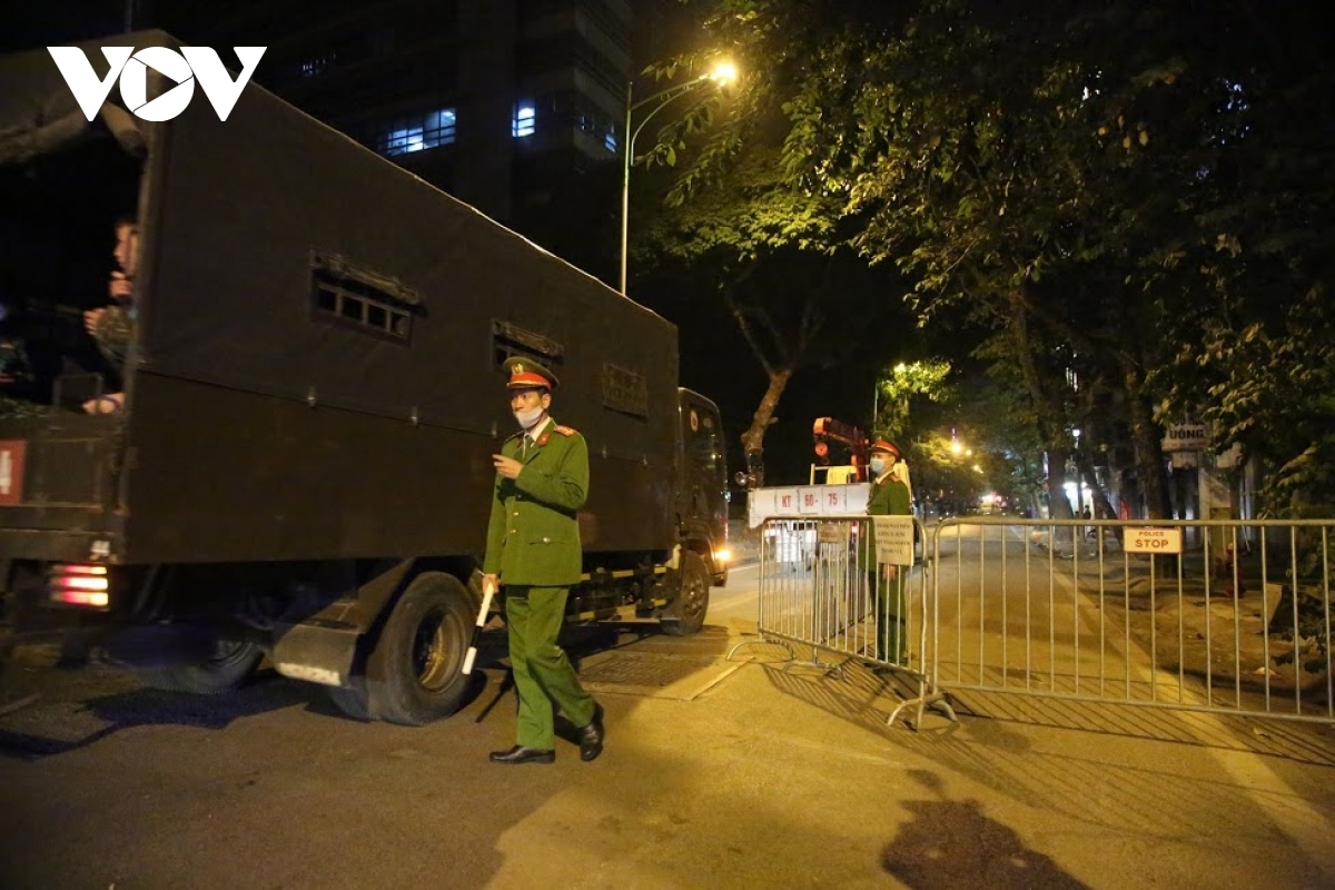 military officers successfully remove 340 kg bomb in hanoi picture 1