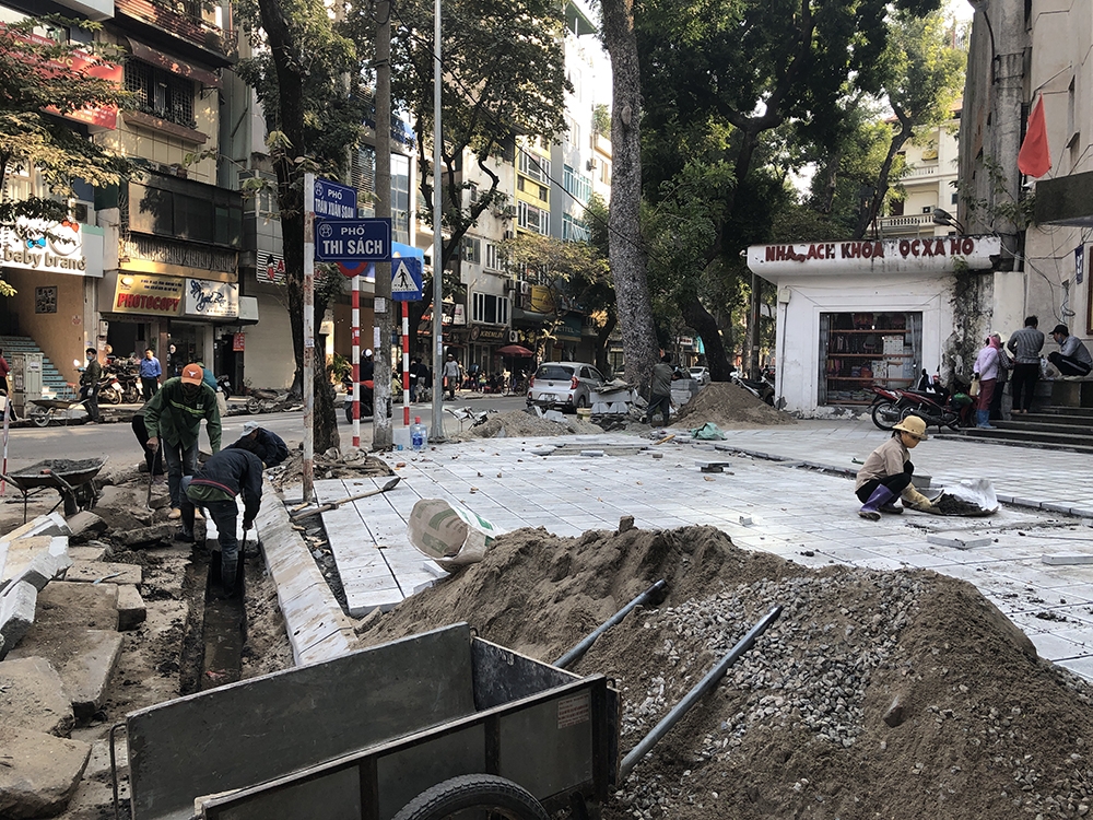 Vỉa hè Hà Nội bao giờ hết bong tróc, vỡ nát?