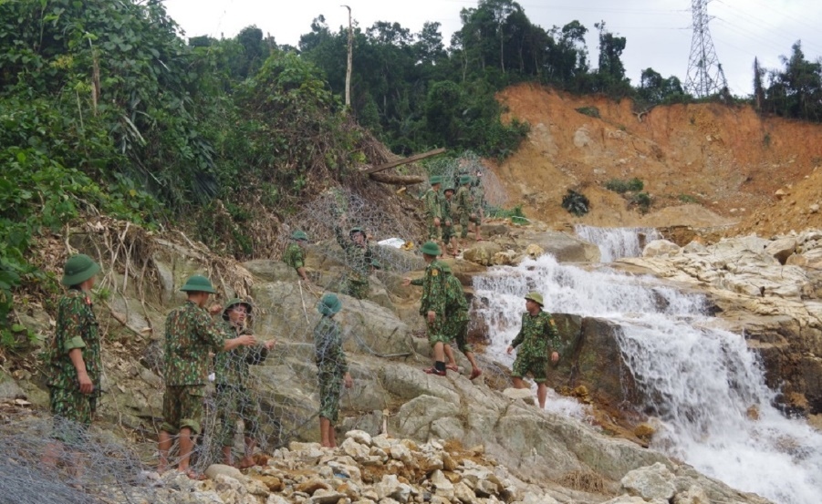 nuoc suoi rao trang dang cao, viec nan dong gap kho khan hinh anh 2