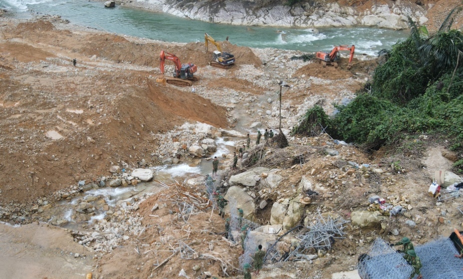 nuoc suoi rao trang dang cao, viec nan dong gap kho khan hinh anh 1