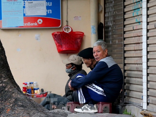 hanoians bundle up as capital endures first cold period of the winter picture 10