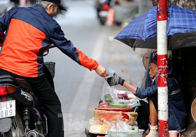 hanoians bundle up as capital endures first cold period of the winter picture 11