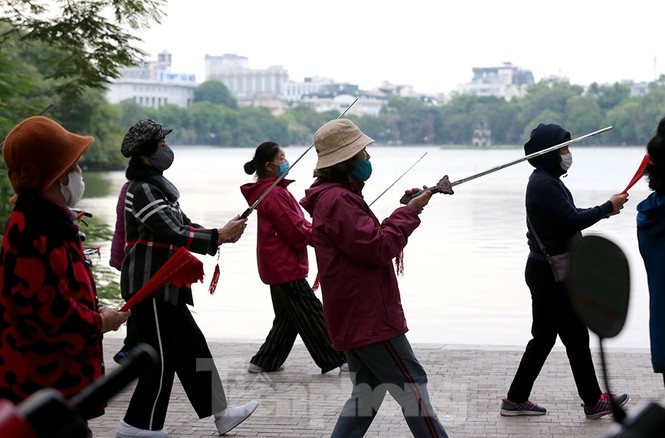 hanoians bundle up as capital endures first cold period of the winter picture 3