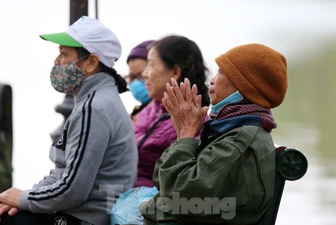 hanoians bundle up as capital endures first cold period of the winter picture 4
