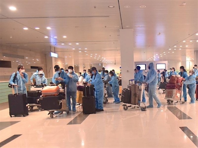 vietnam airlines brings home more vietnamese citizens from abroad picture 1