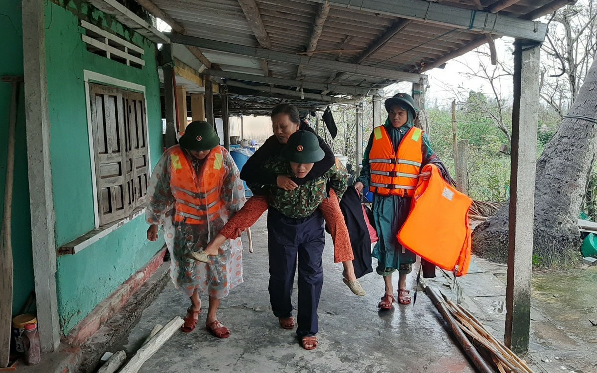 Miền Trung ứng phó bão số 13: "Tính mạng người dân là trên hết"