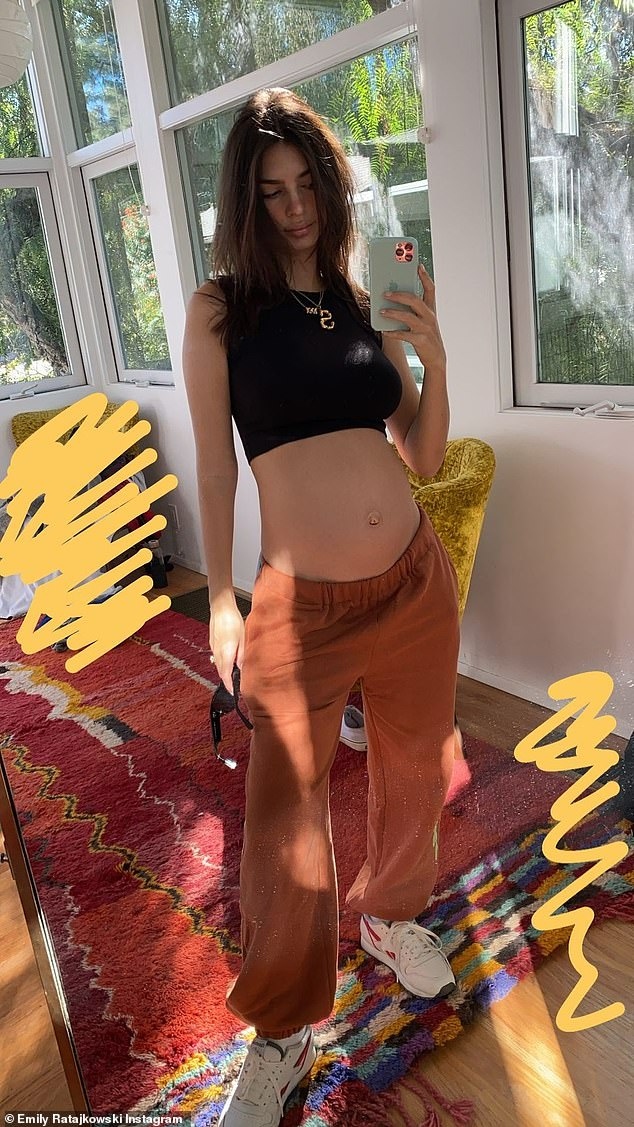 Dang mang bau, emily ratajkowski van tu tin dien dam lua cut-out goi cam di mua sam hinh anh 4