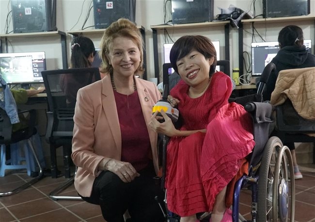UNDP Resident Representative Caitlin Wiesen (L) and CEO of the Will to Live Center Nguyen Thi Van pose for a photo at the event – Photo: Courtesy of organizer