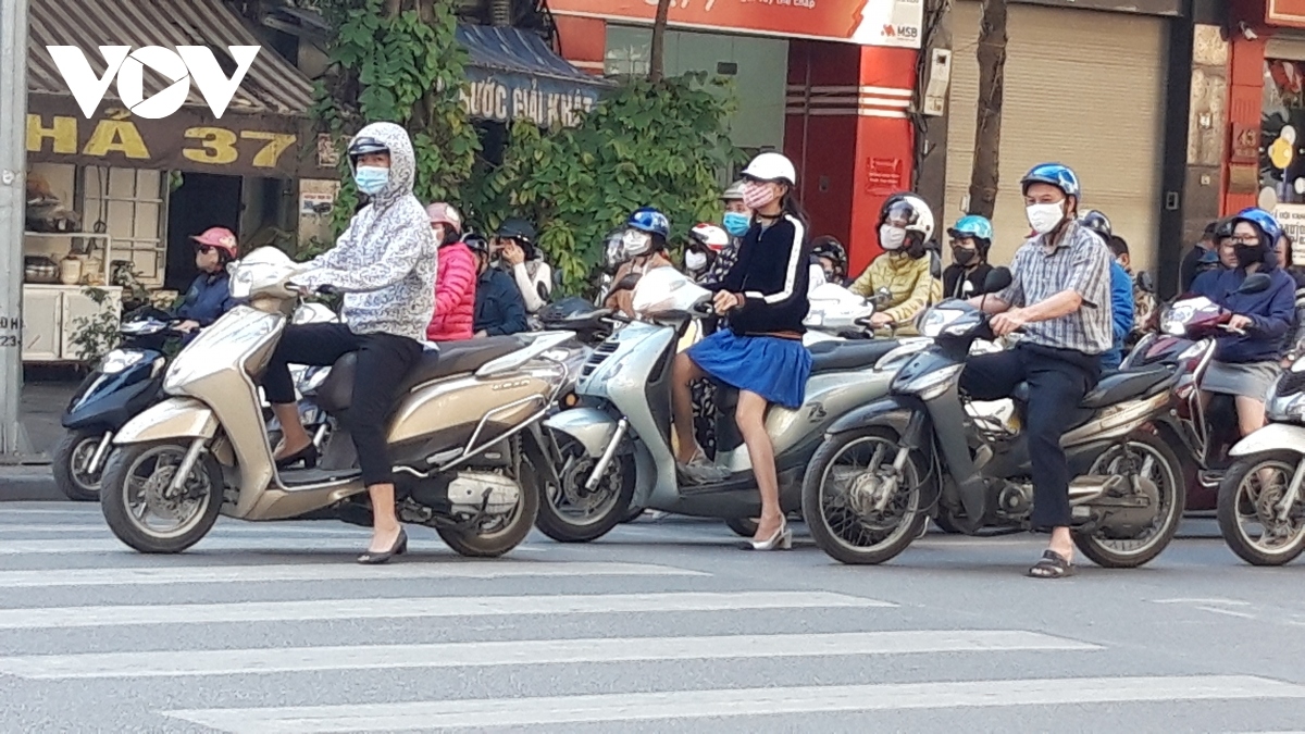 locals follow face mask rules in public areas throughout hanoi picture 5