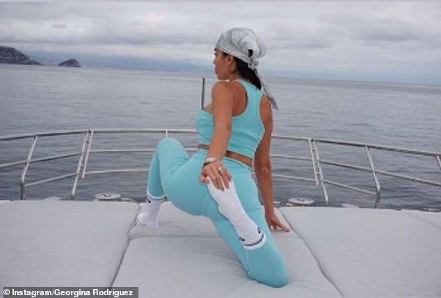 ban gai c.ronaldo nong bong tap yoga tren du thuyen hinh anh 2
