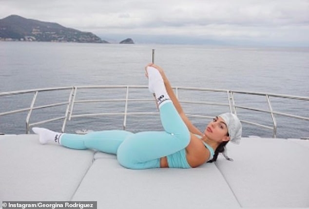 ban gai c.ronaldo nong bong tap yoga tren du thuyen hinh anh 4