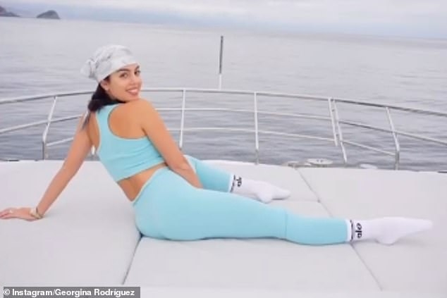 ban gai c.ronaldo nong bong tap yoga tren du thuyen hinh anh 5