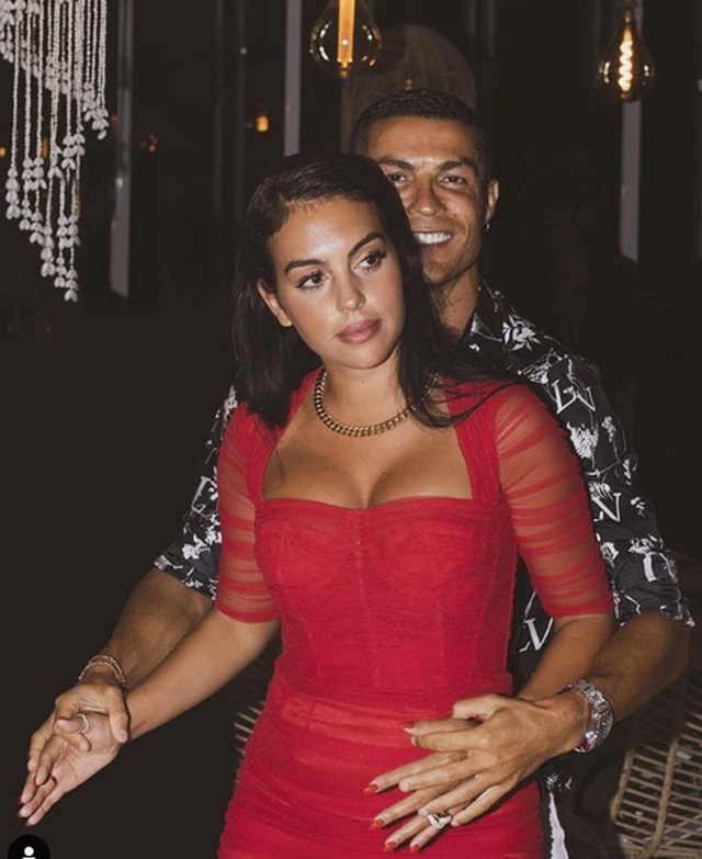 ban gai c.ronaldo nong bong tap yoga tren du thuyen hinh anh 7