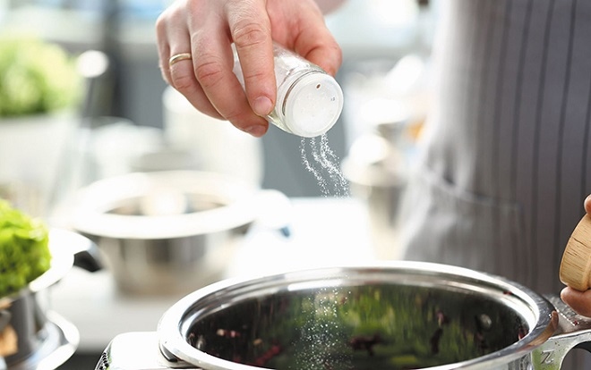 Những sai lầm khi dùng muối nấu ăn bạn cần biết | VOV.VN