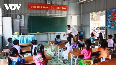 ban linh giao vien vung cao vuot qua kho khan, bam nghe gieo chu hinh anh 1