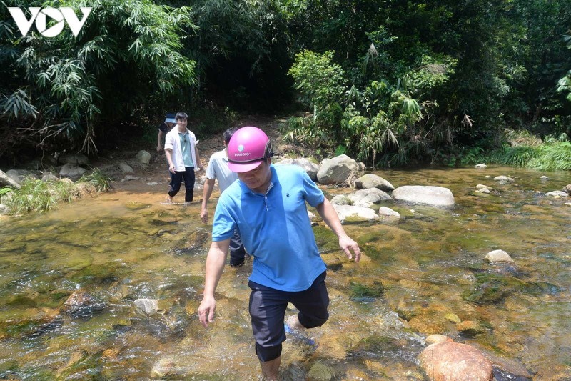 ban linh giao vien vung cao vuot qua kho khan, bam nghe gieo chu hinh anh 3