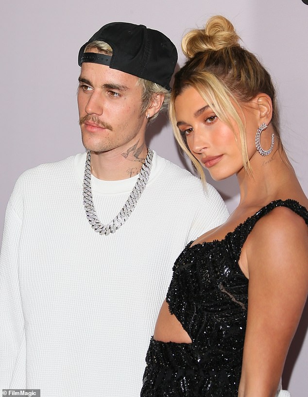 hailey baldwin dien mot giau quan khoe dang dep ra pho sau tin don mang thai hinh anh 6