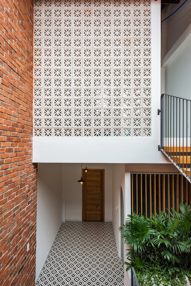 hinh 1 10 - Tham khảo c&aacute;ch lấy s&aacute;ng th&ocirc;ng minh cho nh&agrave; c&oacute; mặt tiền hẹp 4x18