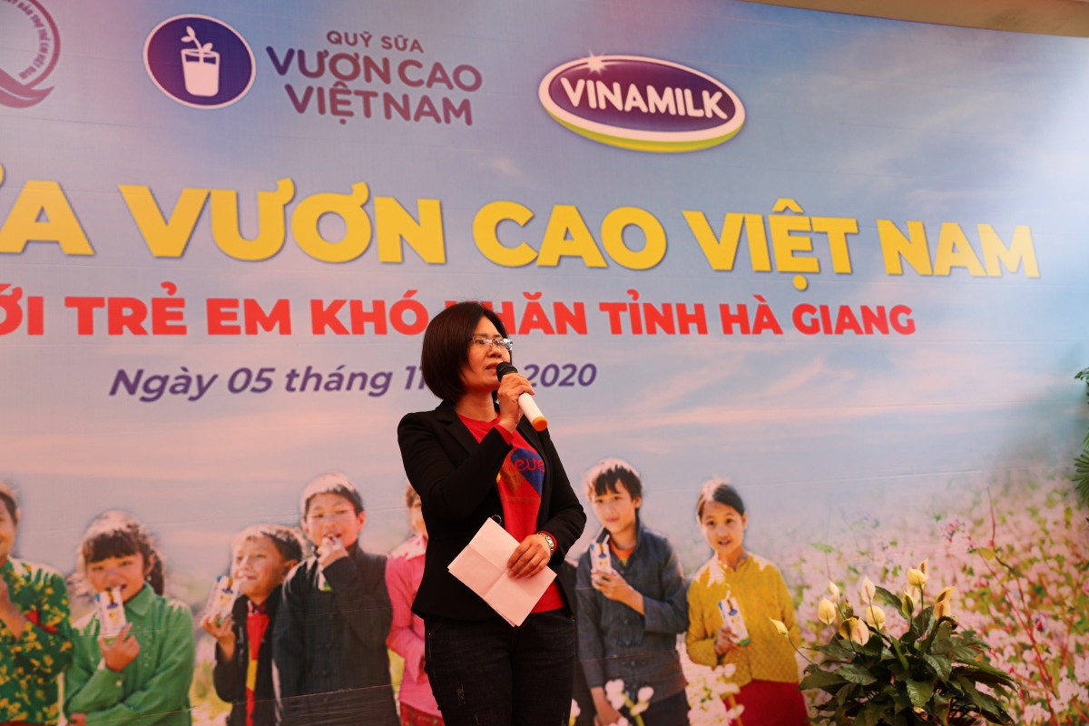 vinamilk va quy vuon cao viet nam trao tang 94.000 ly sua cho tre em ha giang hinh anh 3