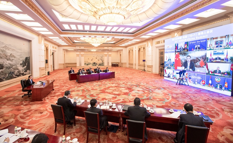 Thủ tướng Trung Quốc Lý Khắc Cương tham dự trực tuyến các hội nghị hợp tác Đông Á từ thủ đô Bắc Kinh. Ảnh: Tân Hoa Xã